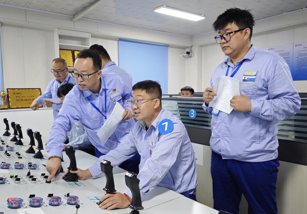 天伟化工举办电石出炉机器人操作技能大赛（2）