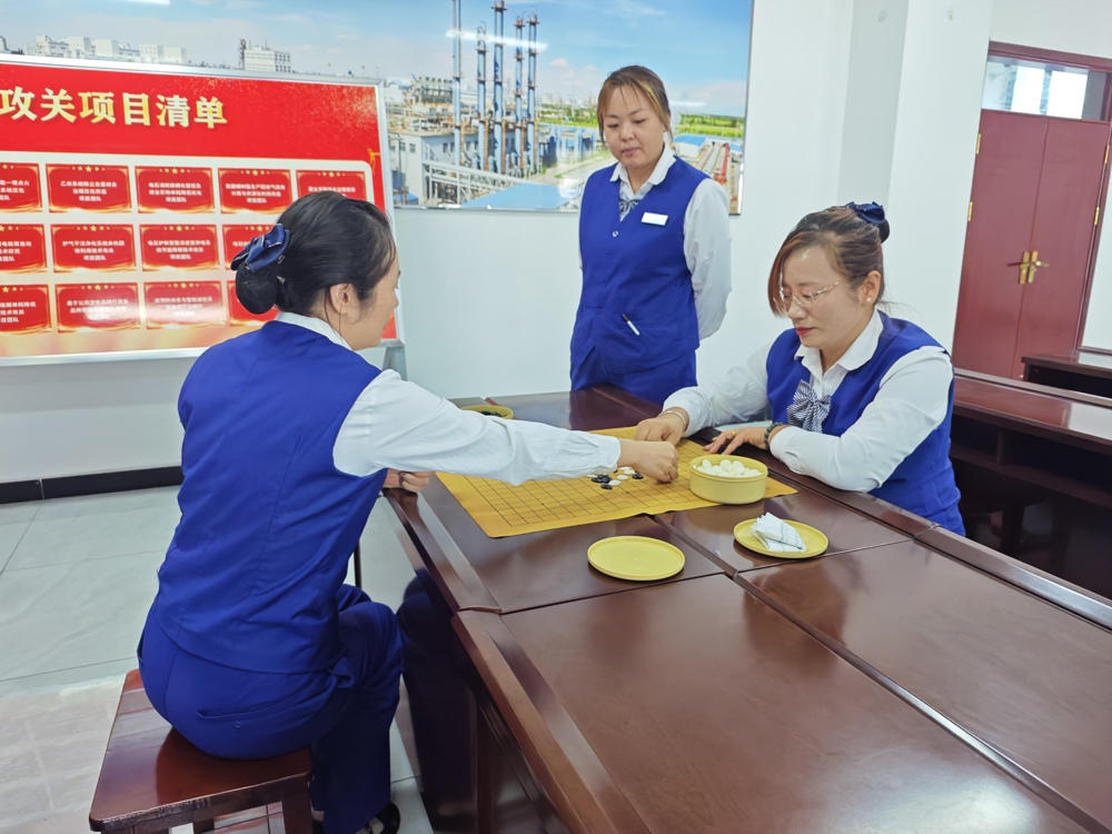 落子逢知己 青春共奋进——天伟电石二厂机关团支部开展主题团日活动