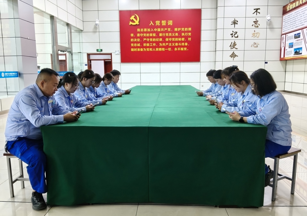 图为：气化车间团员青年利用班后会进行答题