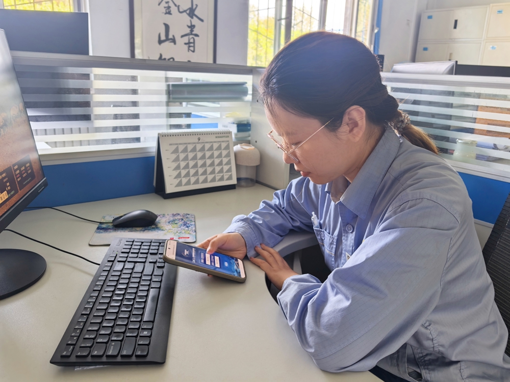 图片为该公司职工正在参与线上答题活动（王子玉_摄）