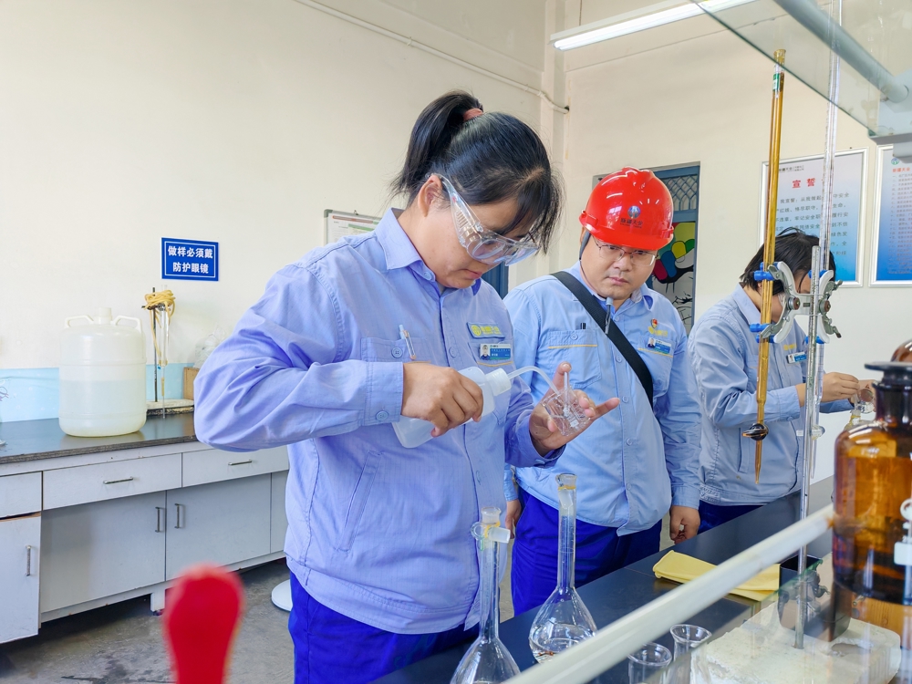图为化学检验工青年技能挑战赛现场。