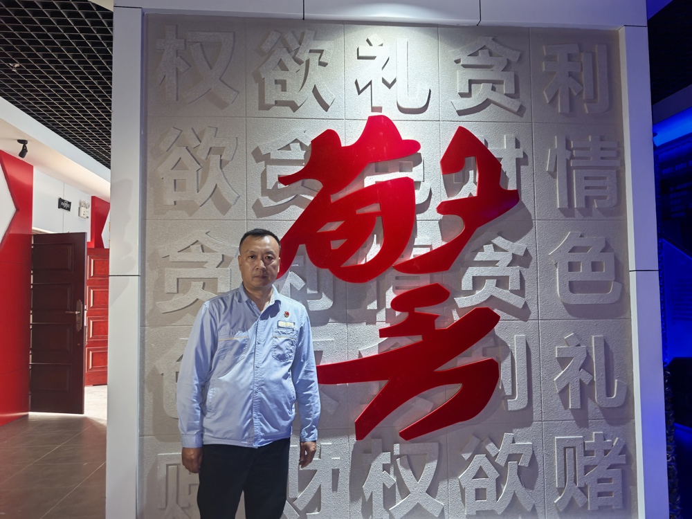 图为：天业汇合空分公用党支部开展节前廉洁警示教育主题党日活动现场