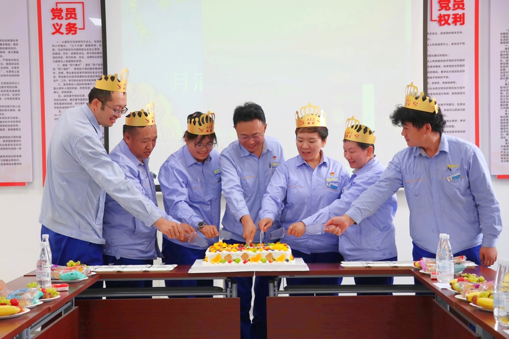 图二为集体生日会环节。