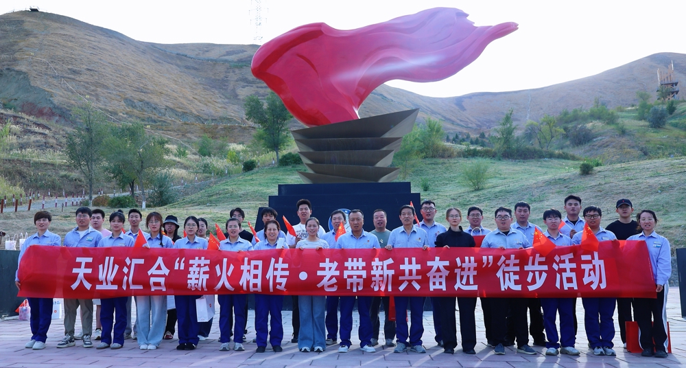 图为：活动合影照片