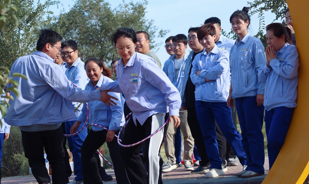 图为：游戏“螃蟹赛跑”照片