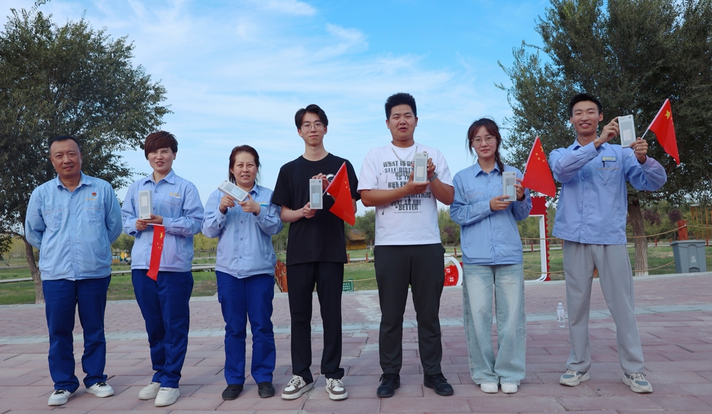 图为：队伍获奖照片