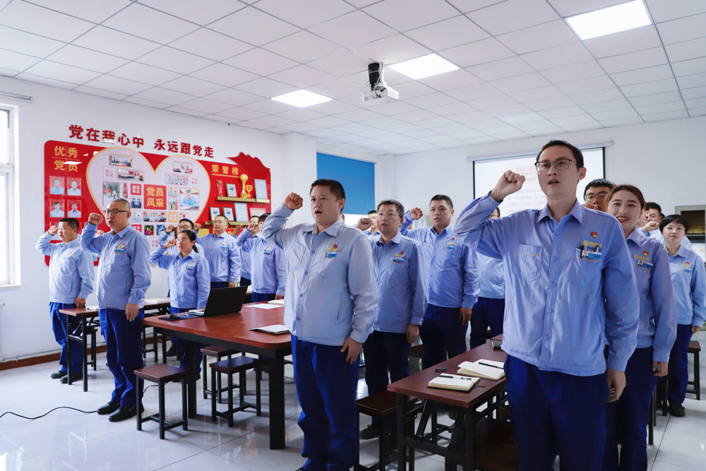 天辰化工开展“弘扬伟大长征精神_走好新时代长征路”主题党日活动（图1为全体党员面向党旗重温入党誓词）