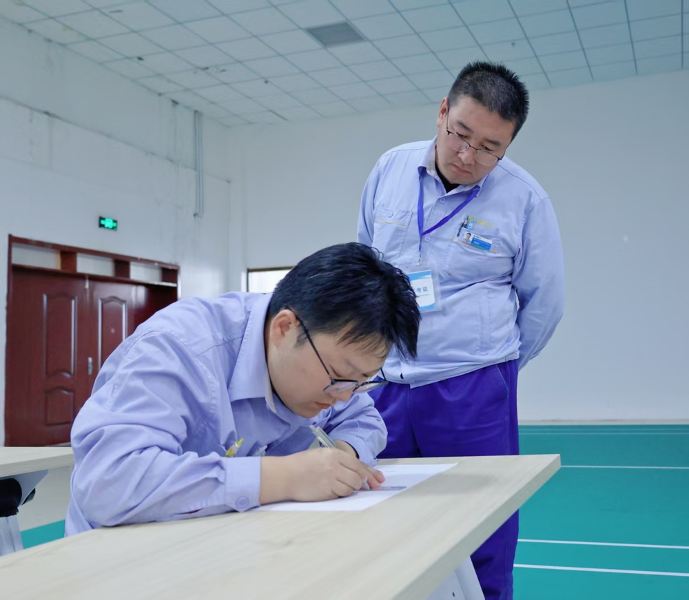 图为：巡考护航