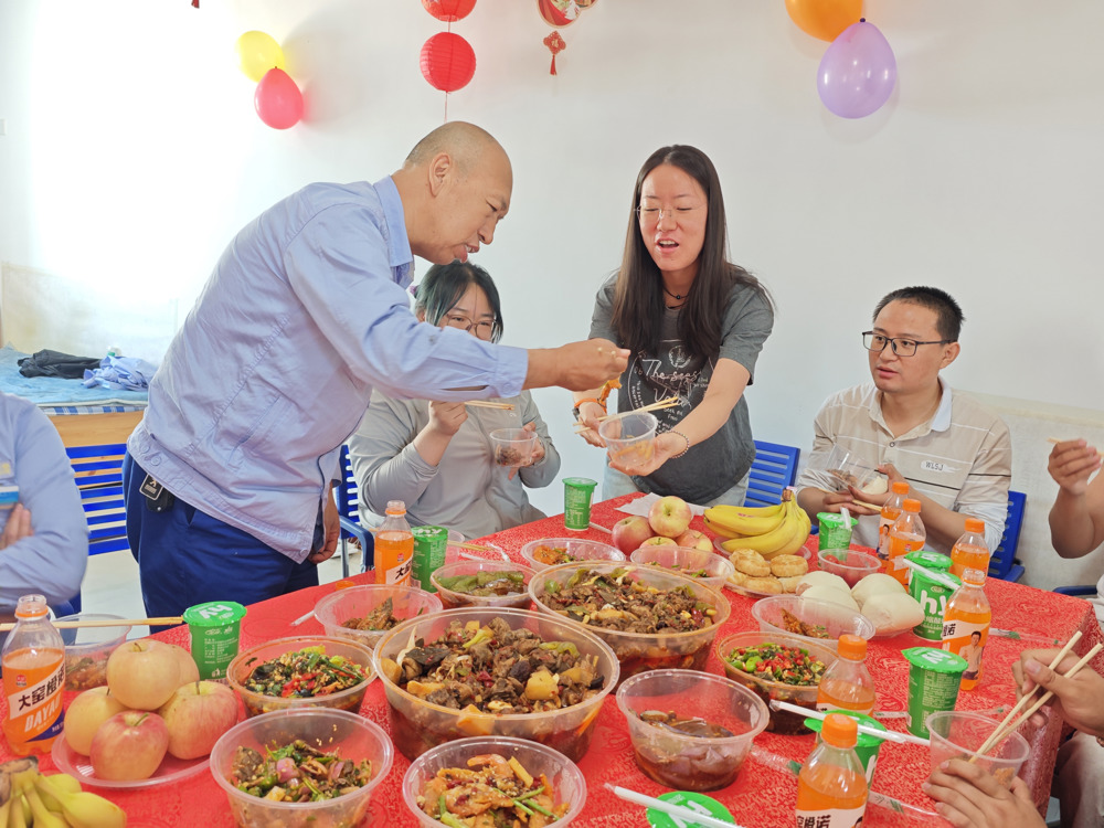 双节同庆聚温情_阖家欢聚暖青心——天伟化工有限公司举办青年职工双节家宴活动3