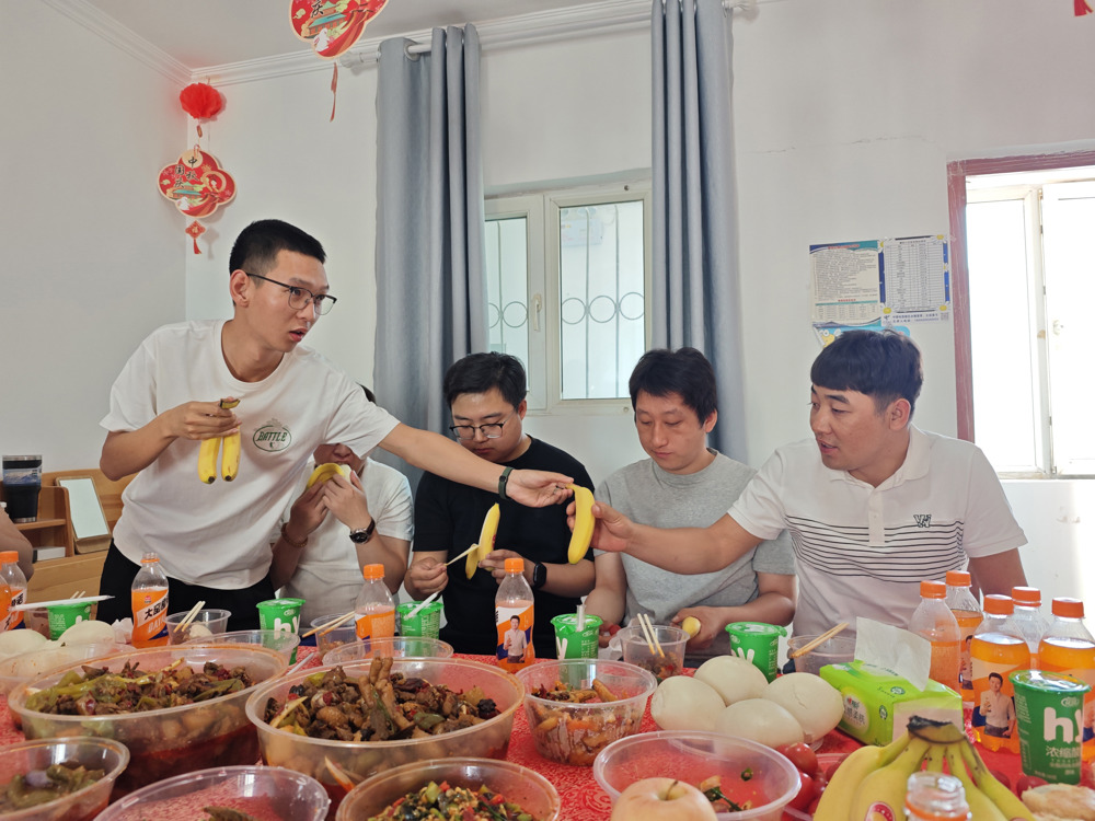 双节同庆聚温情_阖家欢聚暖青心——天伟化工有限公司举办青年职工双节家宴活动1