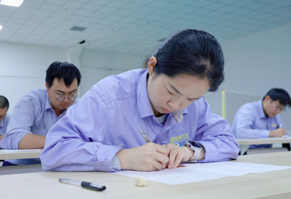 图为：笔墨竞学 匠心比武