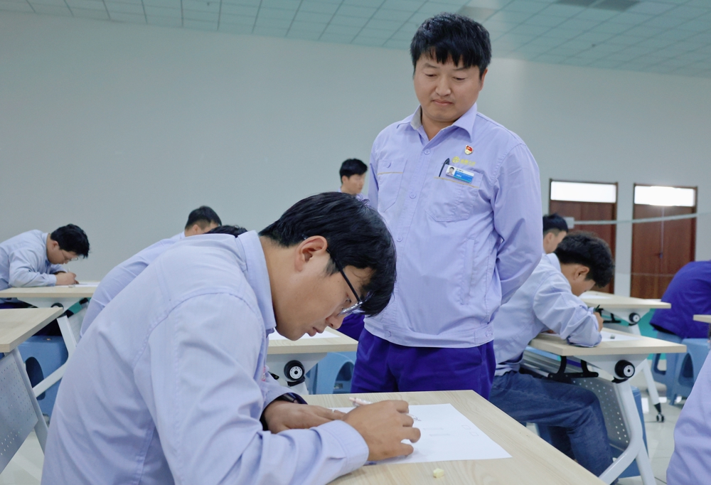 图为：赛场督考 以考促学