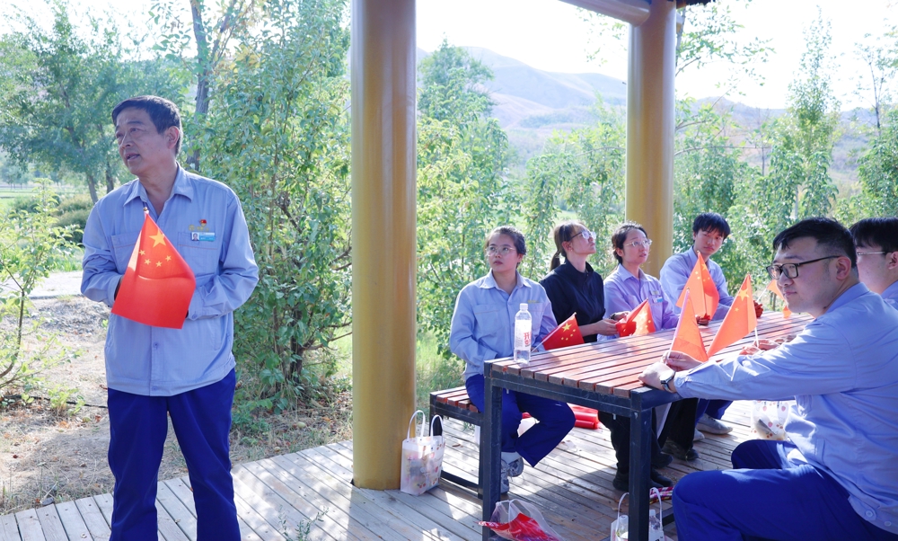 图为：动力党支部书记讲党课