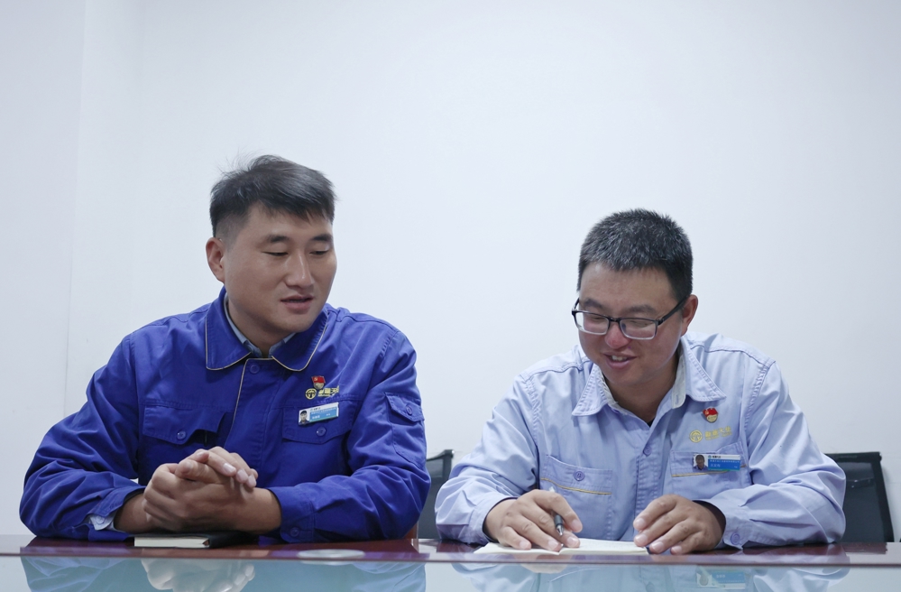 图为：支部书记与支委谈话