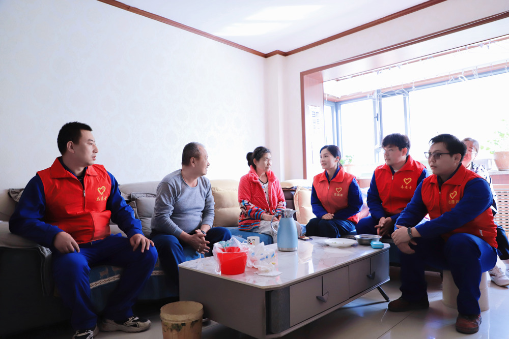 天辰化工赴共建社区开展“幸福敲门_暖心到家”探访关爱行动（图为志愿者入户探访，细致询问老人的健康状况和生活所需）