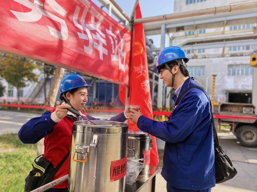 图一：天伟化工有限公司“初心”青年志愿者在检修期间为职工配送醪糟汤。（樊新花摄）