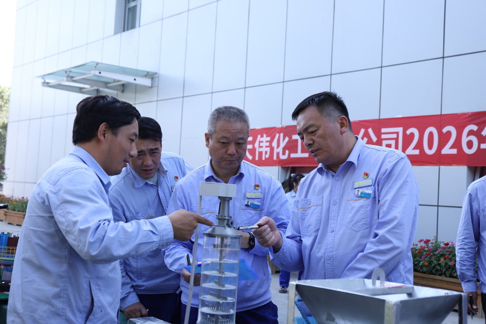 图二：天伟化工有限公司组织开展设备模型大赛。（樊新花摄）