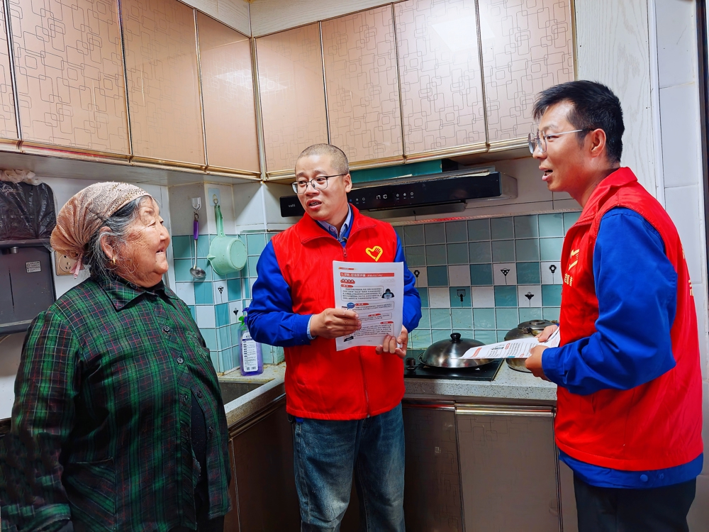图1为志愿者安全知识宣讲