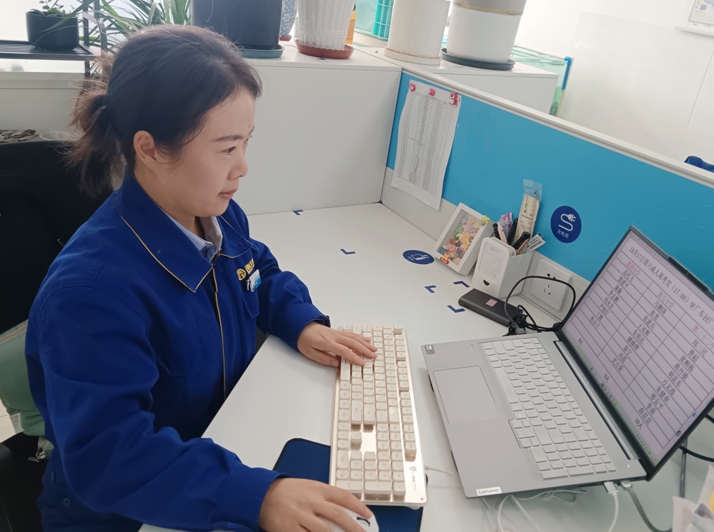 图为：工作人员统计名单的照片