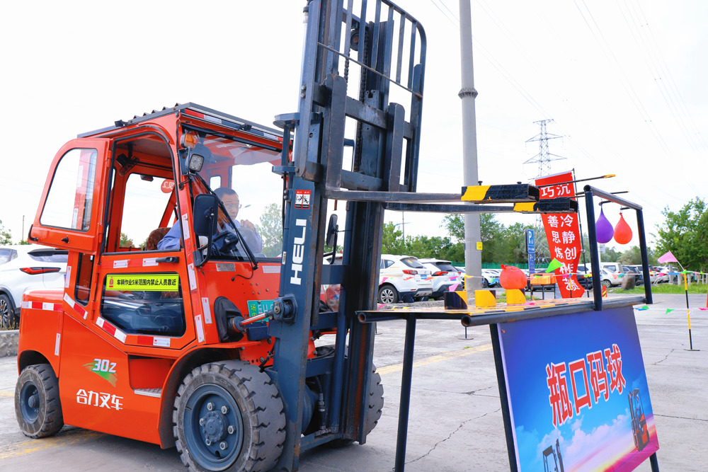 图二：参赛职工正在开展“瓶口码球”项目比拼。该科目考验叉车驾驶员平稳控速、精准对位操作能力。该厂以技能比武搭建职工切磋技艺平台，大力弘扬工匠精神，以实操练兵夯实特种设备安全作业基础，持续锻造高素质产业工人队伍，护航企业安全生产高质量发展。