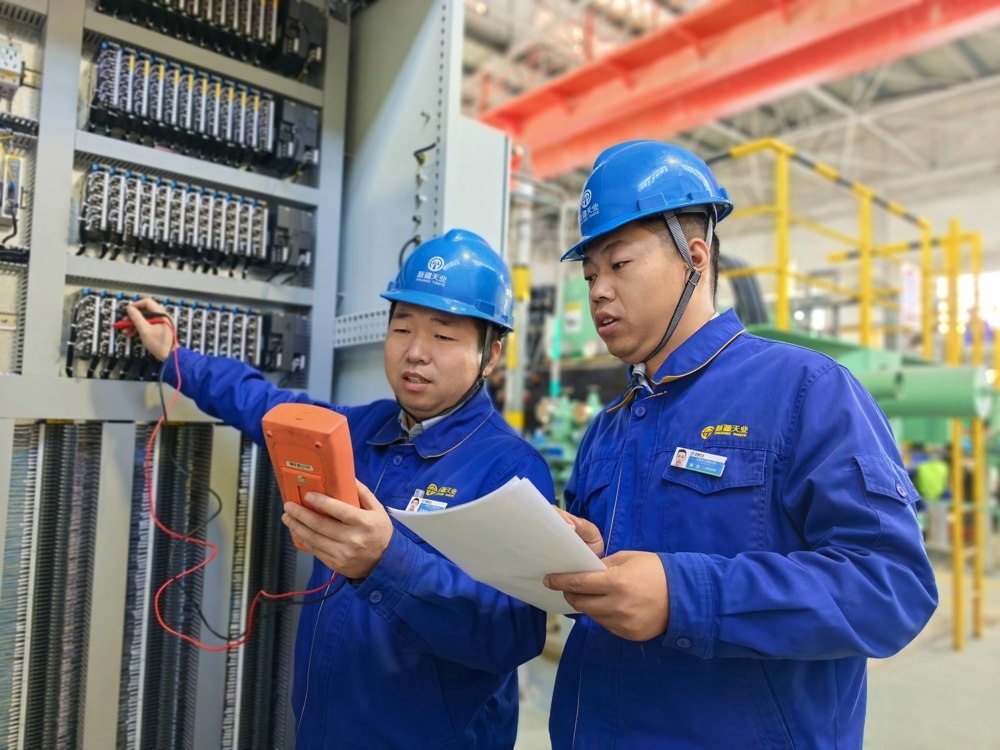 图：天伟化工厂仪电车间智能化工段专业技术人员对槽电压各点运行状态进行检测。（樊新花摄）