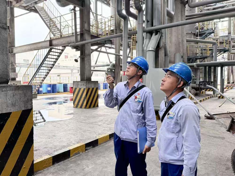 图为：师傅带领徒弟现场进行传帮带