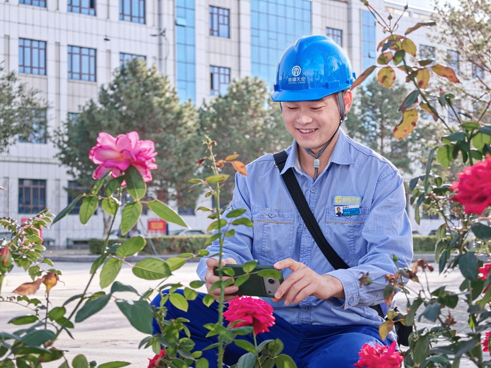 图1为天辰化工摄影爱好者正在拍摄厂区秋景（温亚芳 摄）