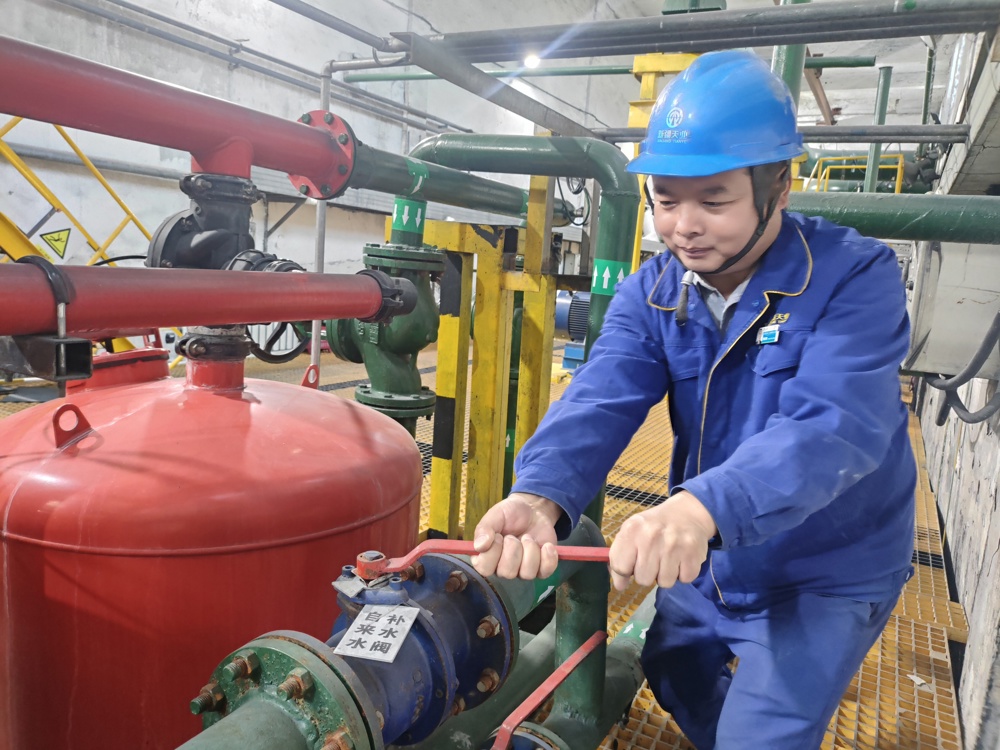 智能补水技改落地__安全降本双向发力——天伟电石二厂公用工程工段完成水池水箱智能自动补水系统改造1