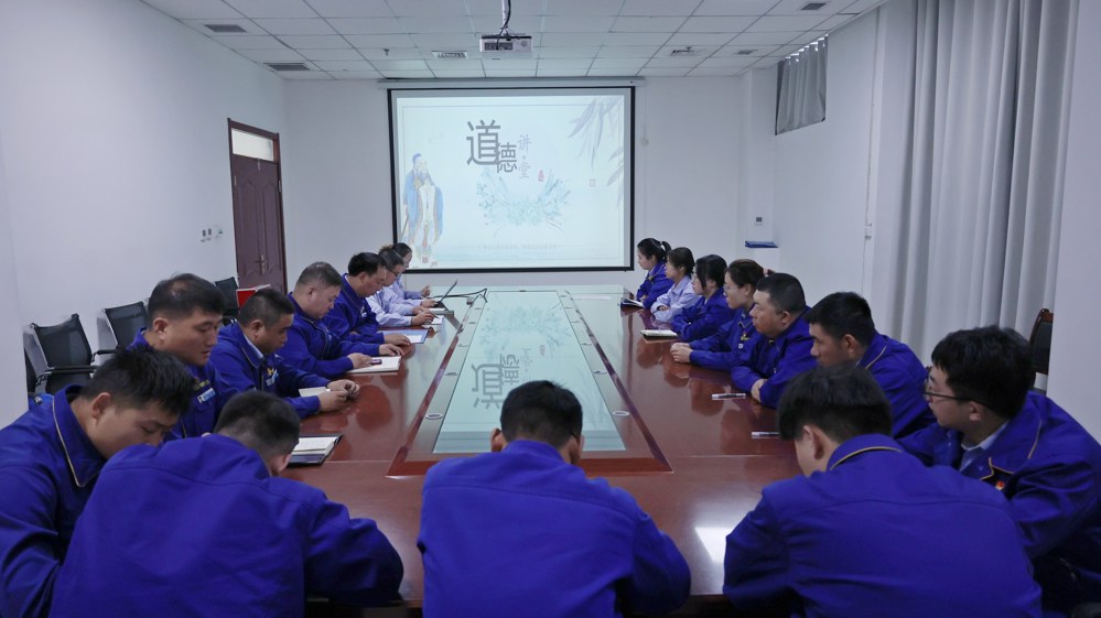 图为：党员学习的照片