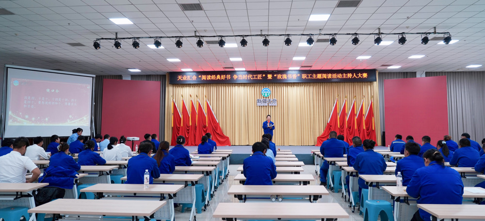 图为：评委现场点评照片