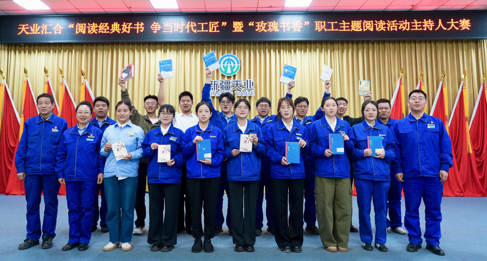 图为：现场为职工赠书照片