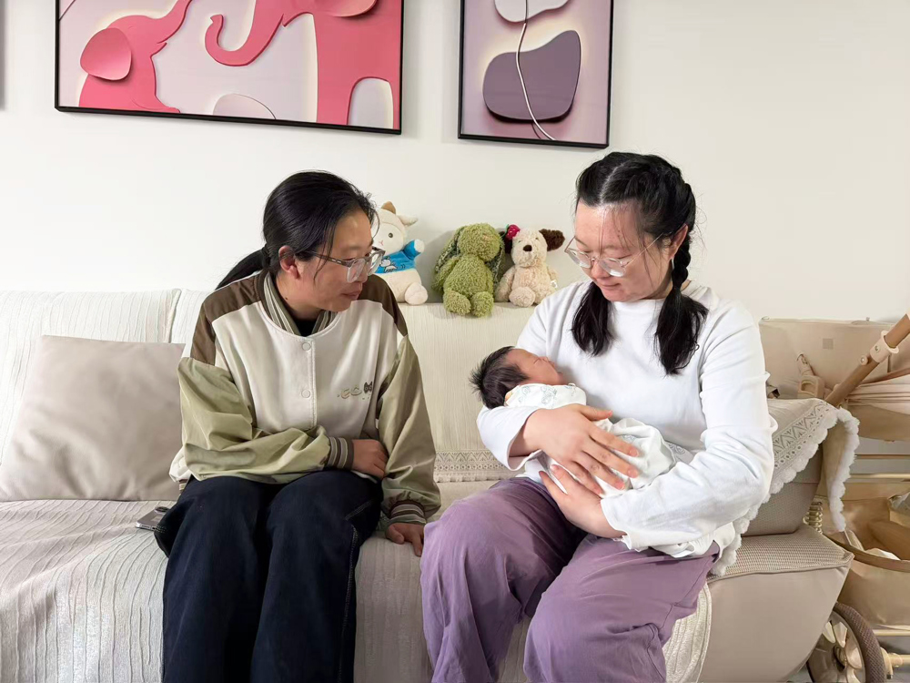 天业汇祥乙醇厂分工会慰问产后女职工1