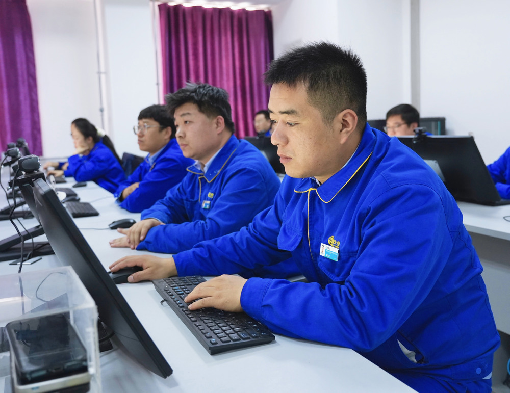 图为：参赛选手答题照片