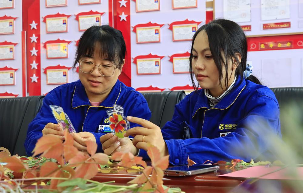 天伟化工有限公司团委组织开展“落叶传秋韵 巧手绘秋情”主题团日活动 图片2