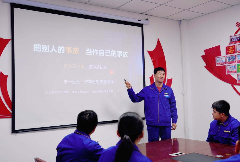 图为：青年班组长邢安平讲课