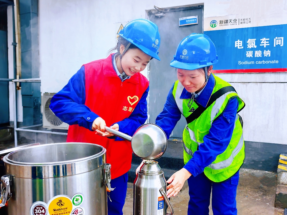 天能化工有限公司团委“暖心送姜茶”志愿服务活动