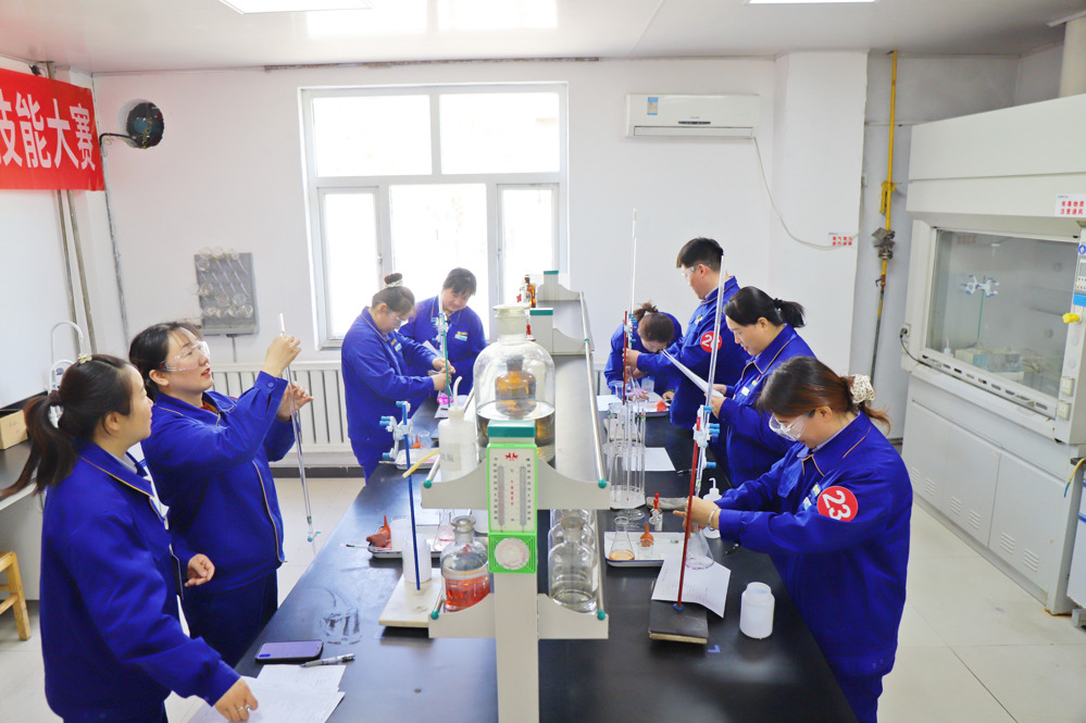 天伟化工有限公司工会组织化学检验工的比赛现场
