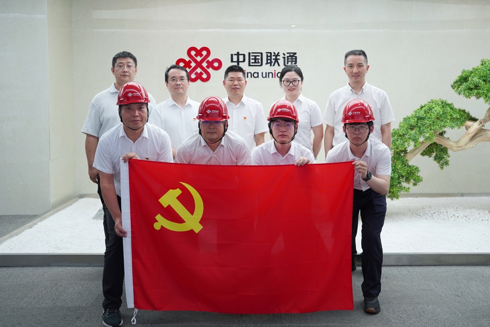 中国联通宁波市分公司“火焰卫士”发展团队合影